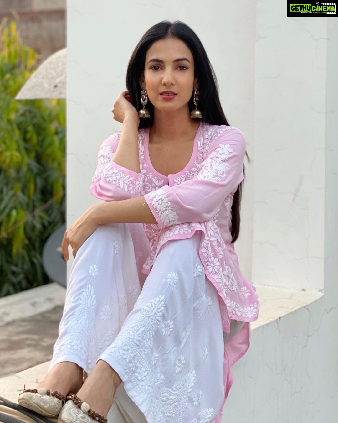 Sonal Chauhan Instagram - राँझा राँझा करदी वे मैं आपे रांझा होई... राँझा राँझा सद्दो नि मैनू हीर ना आखो कोई...🌸🌸🌸 Outfit by @labeljiyani 📸 @himanichauhan . . . . . . . . . . . . . . . . . #love #sonalchauhancloset #sonalchauhan #ranjharanjhakardi #friday #morning #positivevibes #positivity #beautiful #faith #magic #eyes
