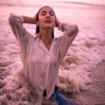 Sonal Chauhan Instagram - Ah... that feeling of oneness with the universe 🧜‍♀️🌸🌊✨ 📸 @bharat_rawail . . . . . . . . . . . . . . . . . . . . #ॐ #love #sonalchauhan #live #laugh #positivevibes #oneness #magic #faith #wednesday #skyispink #pink #universe #waves #ocean #endlesslove #endlesspossibilities #denim #