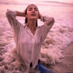 Sonal Chauhan Instagram – Ah… that feeling of oneness with the universe 🧜‍♀️🌸🌊✨
📸 @bharat_rawail 
.
.
.
.
.
.
.
.
.
.
.
.
.
.
.
.
.
.
.
.
#ॐ #love #sonalchauhan #live #laugh #positivevibes #oneness #magic #faith #wednesday #skyispink #pink #universe #waves #ocean #endlesslove #endlesspossibilities #denim #