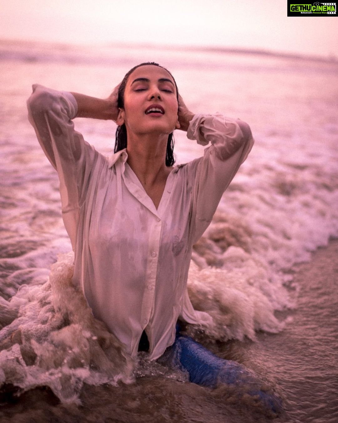 Sonal Chauhan Instagram - Ah... that feeling of oneness with the universe π§ββοΈπΈπβ¨ πΈ @bharat_rawail . . . . . . . . . . . . . . . . . . . . #ΰ₯ #love #sonalchauhan #live #laugh #positivevibes #oneness #magic #faith #wednesday #skyispink #pink #universe #waves #ocean #endlesslove #endlesspossibilities #denim #