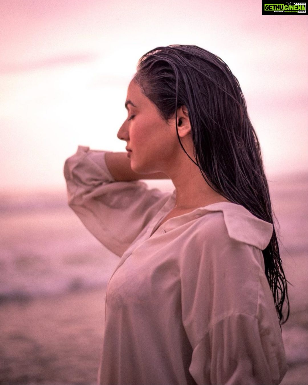 Sonal Chauhan Instagram - The quieter you become, the more you are able to hear.~ Rumi 🧜♀️✨🌊💓 📸 @bharat_rawail . . . . . . . . . . . . . . . . . . . #ॐ #love #sonalchauhan #nomondayblues #monday #positivevibes #waves #beauty #skyispink #mermaid #rumi #rumiquotes #soul #pure #white #pink #peace #peaceful #peaceofmind #quiet #soakedinshiva