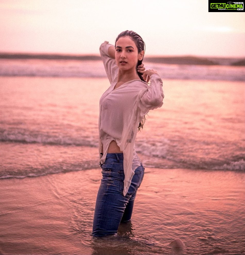 Sonal Chauhan Instagram - Love rests on no foundation. It is an endless ocean,with no beginning or end.... π§ββοΈβ¨ππ€ πΈ @bharat_rawail . . . . . . . . . . . . #love #sonalchauhan #ocean #positivevibes #photography #sunrise #goodmorning #saturday