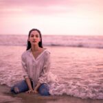 Sonal Chauhan Instagram – There are no coincidences when it comes to fate. Your fate is determined by the choices you make, but then there are times when your fate chooses you 🧜‍♀️ 🌊✨
📸 @bharat_rawail 
.
.
.
.
.
.
.
.
.
.
.
.
.
#love #beauty #sunset #photography #sonalchauhan #magic #positivevibes #waves #sea #ocean #salt #passion #pinksky #fate #faith #white #blue