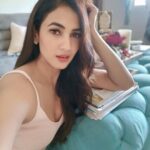 Sonal Chauhan Instagram - When you seek love with all your heart, you shall find it’s echoes in the universe 🌸✨🌸 . . . . . . . . . . . . #love #life #positivevibes #positivity #beauty #sonalchauhan #positivethinking #smile #beauty #thursday #home #rumi #thoughts #belove