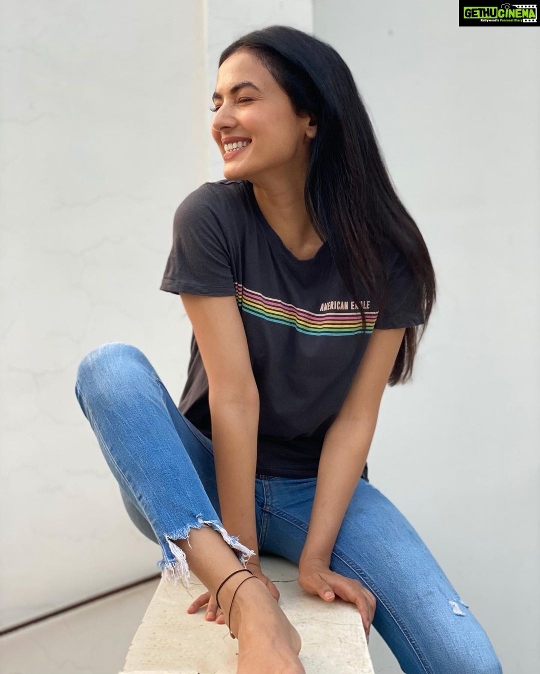 Sonal Chauhan Instagram - Find your own reason to smile today !!! Tell me what your reason is, in the comments ππΈπ€ . . . . . . . . . πΈ @himanichauhan #love #positivevibes #positivity #beauty #sonalchauhan #laugh #smile #behappy #tueday #itsgonnabeagreatday #reason #live #dontworrybehappy
