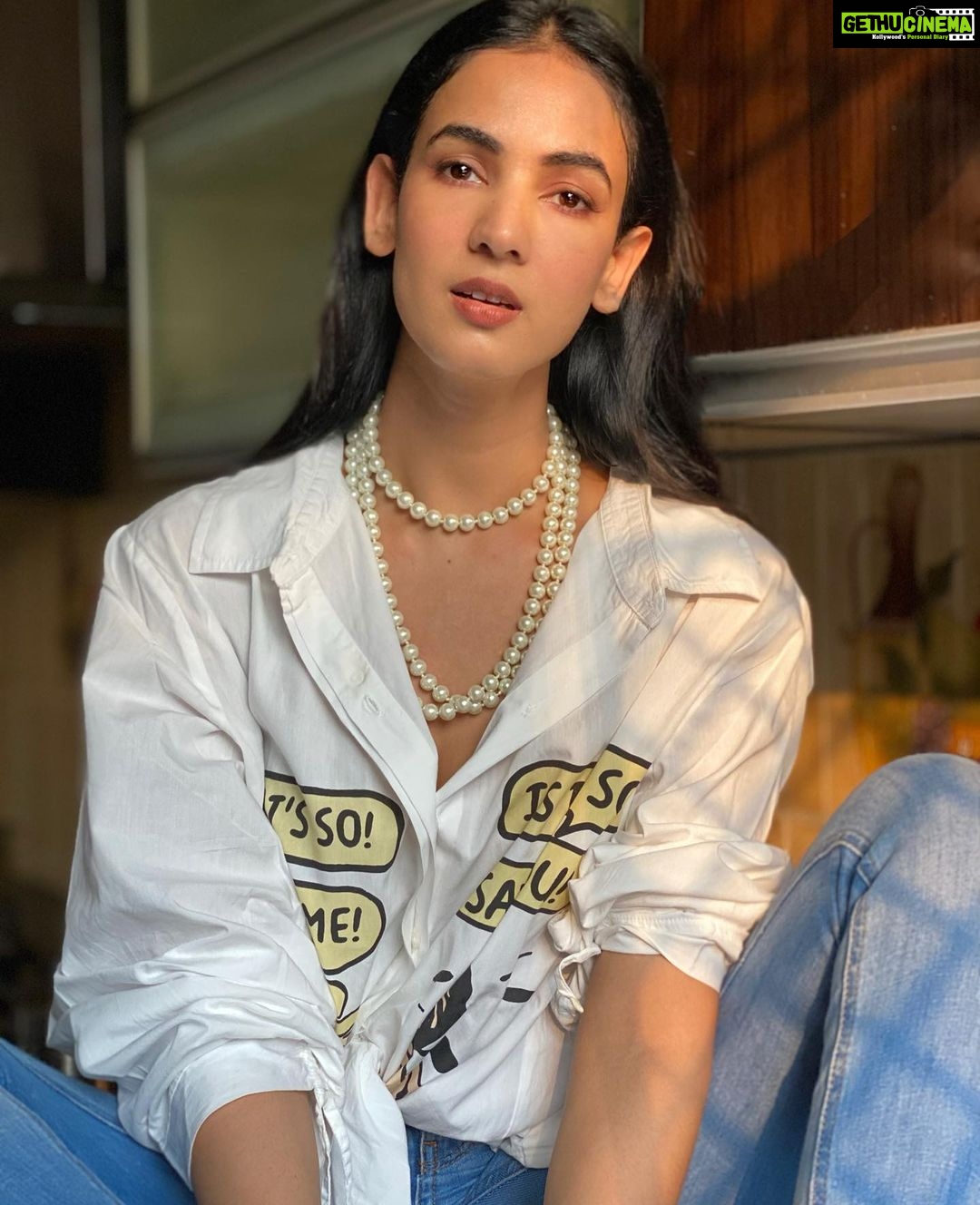 Sonal Chauhan Instagram - All those asking me for/about this shirt must know that it’s not mine.... it actually belongs to @stutisengarchauhaan . She was kind enough (as she always is ♥️) to let me borrow it. Ok now you all know ... So pls ask her for the shirt ... coz I don’t have the authority to lend it to any of you 😜♥️ Have a happy Sunday 🌈🌸✨ PS ~ thank you @stutisengarchauhaan for always coming to my rescue 😘🧿 . . . . . . . . . . . . #love #sonalchauhan #strength #live #laugh #happygirls #sharingiscaring #motivation #positivevibes #positivity #popeye #shirt #sunday #girls #girltribe