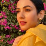 Sonal Chauhan Instagram - Let there be light ✨👑✨ . . . . . . . . . . . . . . . . #love #light #beauty #sonalchauhan #eyes #soul #positivity #positivevibes #positivethinking #yellow #flowers #look #sunday #sun #sunfilter