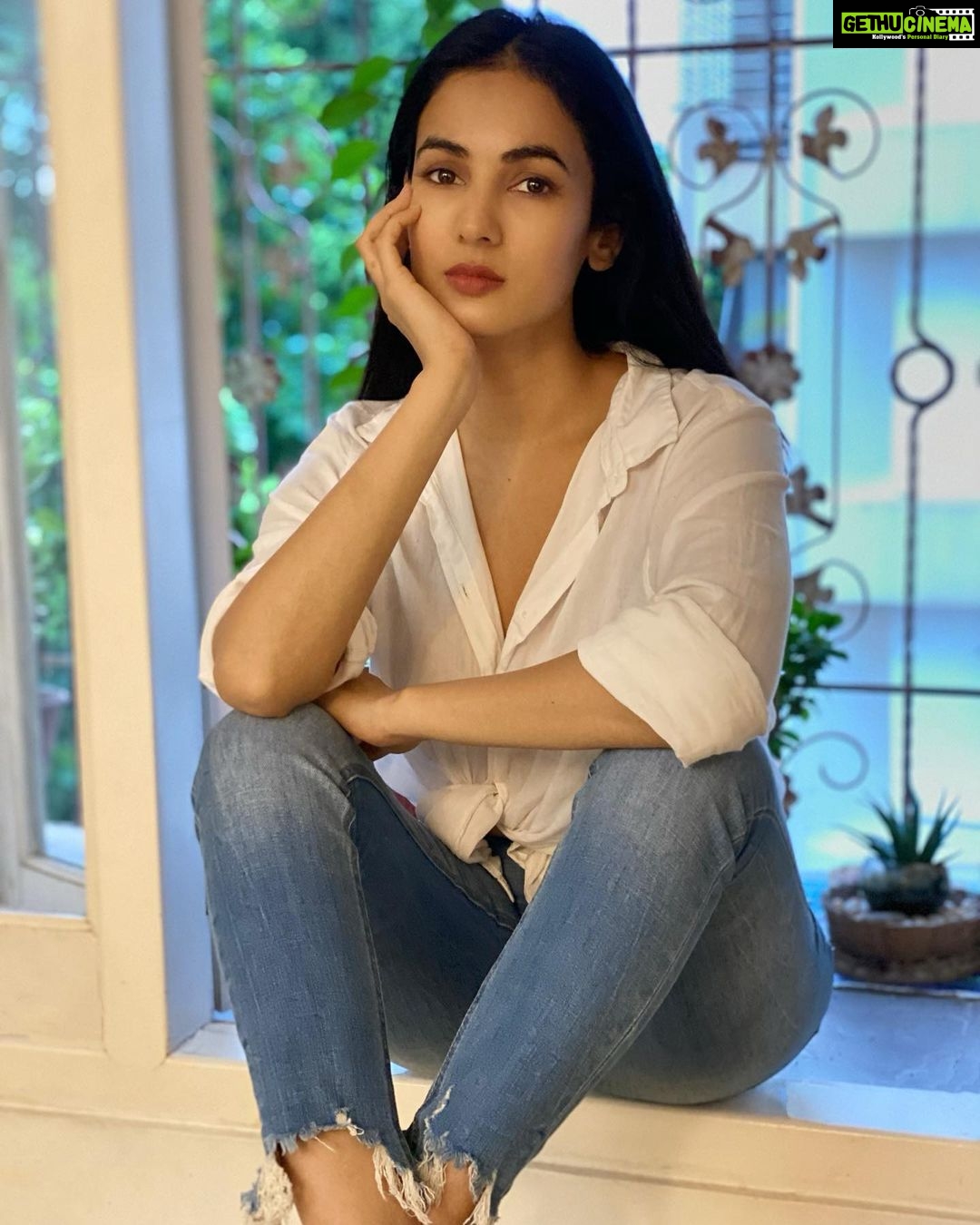 Sonal Chauhan Instagram - My reaction to everything these days 😶 . . . . . . . . . . . . . . #ॐ #love #positivevibes #openyoureyes #sonalchauhan #tuesday #faith #karma #protected #positivity #blue #white