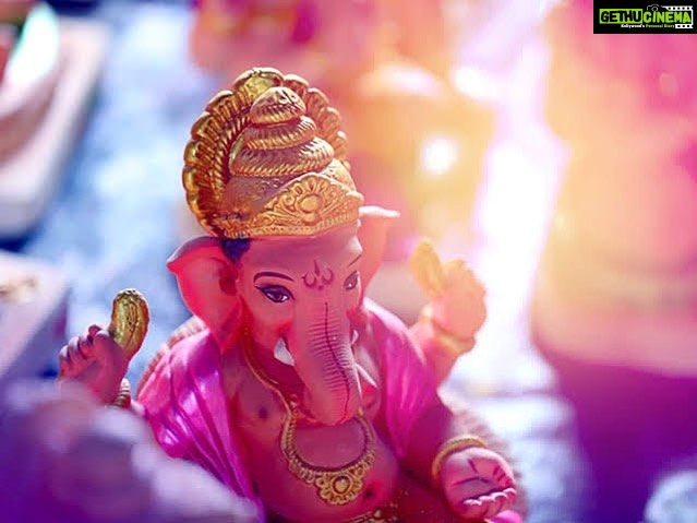 Sonal Chauhan Instagram - गणेश चतुर्थी की हार्दिक शुभकामनाएँ ✨🙏🏻✨ . . . . . . . . . #happyganeshchaturthi #ganpati #ganpati_bappa_morya