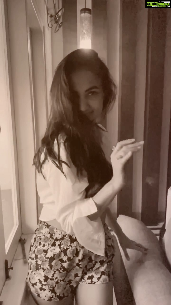 Sonal Chauhan Instagram - Give you whole self to each moment ... Life is too precious to be lived half heartedly 🌸💓🌈 . . . . . . . . . . . . . . . . . #love #sonalchauhan #beauty #live #laugh #magic #happiness #positivevibes #positivity #miracle #dream #hair #morning #peace #thursday #reel #reelitfeelit #reelkarofeelkaro #instareel