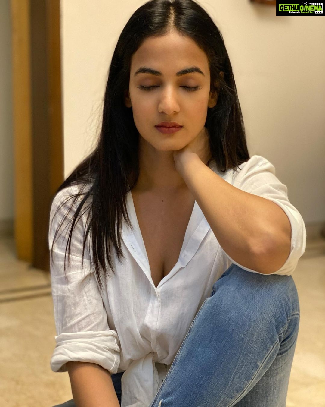Sonal Chauhan Instagram - The quieter you become, the more you are able to hear.~ Rumi 🌸🤍🌸 . . . . . . . . . . . . . . . 📸 @himanichauhan #love #sonalchauhan #silence #quiet #peace #innerpeace #hear #zen #beauty #white #nomondayblues #magic #miracle #faith #monday