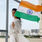 Sonal Chauhan Instagram - इसी जगह, इसी दिन तो हुआ था ये एलान... अँधेरे हार गए, ज़िंदाबाद हिन्दोस्तान... मेरा भारत महान 🇮🇳 Happy Independence Day 🤍🇮🇳🤍 📸 @himanichauhan . . . . . . . . . . . . #happyindependenceday #merabharatmahan #love #india #sonalchauhan #tiranga #patriots