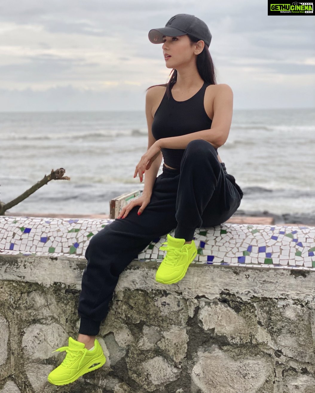 Sonal Chauhan Instagram - Whatever you do... don’t ever stop looking forward... Look forward to the magic that the next moment could offer.... Look forward to tomorrow.... Look forward to meeting the person you’ll be after 6 months.... Look forward to a magical feeling that will come when you least expect.... Look forward to the happy feeling you get after helping someone in need.... Look forward to making your parents happy... Look forward to spreading LOVE 💓.... Looking forward will take you to magic.... Looking forward will only lead to one thing ... HAPPINESS 🌸🧿✨🌈💫 Have a happy and positive Sunday 💫♥️🌸 📸 @himanichauhan . . . . . . . . . . . . . . #love #sonalchauhan #positivevibes #positivity #ocean #endless #possibilities #morning #motivation #beauty #sunday #thoughts #neon