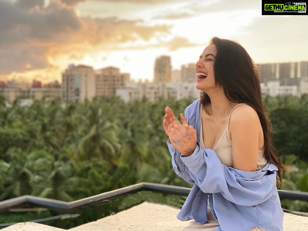 Sonal Chauhan Instagram - हंसते हंसते कट जाएँ रस्ते .... ज़िंदगी यूँ ही चलती रहे .... ✨🦋✨🦋✨🦋 . . . . . . . . . . . . . . . . . . . . . #ॐ #love #sonalchauhan #eyes #souls #positivevibes #photography #sunday #thoughts #missing #sky #twinsouls #hearts #beauty #faith #live #laugh #come #blessings #blue #white #bareface #poetry #poetrycommunity #poetsofinstagram #poetrylovers #johnkeats #energy #sky