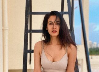 Sonal Chauhan Instagram - 💞 Two souls with but a single thought .... Two hearts that beat as one .... 💞 📸 @himanichauhan . . . . . . . . . . . . #ॐ #love #sonalchauhan #eyes #souls #positivevibes #photography #sunday #thoughts #missing #sky #twinsouls #hearts #beauty #faith #live #laugh #come #blessings #blue #white #bareface #poetry #poetrycommunity #poetsofinstagram #poetrylovers #johnkeats