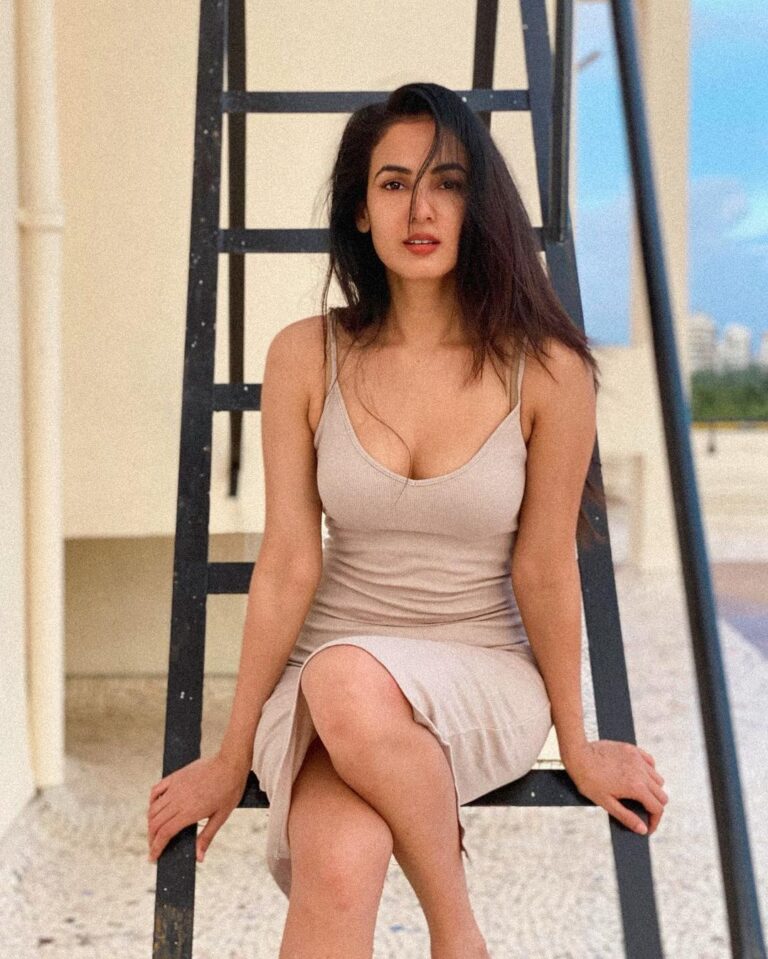 Sonal Chauhan Instagram - 💞 Two souls with but a single thought .... Two hearts that beat as one .... 💞 📸 @himanichauhan . . . . . . . . . . . . #ॐ #love #sonalchauhan #eyes #souls #positivevibes #photography #sunday #thoughts #missing #sky #twinsouls #hearts #beauty #faith #live #laugh #come #blessings #blue #white #bareface #poetry #poetrycommunity #poetsofinstagram #poetrylovers #johnkeats