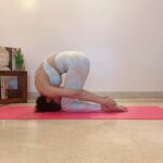 Sonal Chauhan Instagram - ॐ🌸🌸🌸ॐ 🙏🏻शशांकासन/The Rabbit Pose🙏🏻 •Shashankasana (śaśakā āsana) or The Rabbit Pose gives a good stretch to the upper body, including the spine and postural muscles, which releases pressure on the spinal nerves. •It not only opens the spine deeply, helping to stretch and stimulate the inter-vertebral disks, but also helps to maintain the spongy nature of the disks which helps them absorb shock from daily movement to prevent back pain. •The forward bend massages and stimulates the abdominal muscles and organs, which improves digestion. •The pituitary, pineal, thyroid and parathyroid glands and the immune and endocrine systems are also stimulated. •This pose tones the pelvic muscles and relaxes the leg muscles and relieves sciatic pain. •Compression on the legs can reduce varicose veins.  It can also help those with sexual disorders (by strengthening the uterus, for example) and diabetes. Energetic Benefits •Shashankasana supplies the brain and sensory organs with blood, improving concentration and memory and inducing relaxation. •The pose resembles the fetal position, which creates a sense of security and a feeling of surrender. •This pose is known to provide relief from mental stress and is recommended for those that feel emotionally unbalanced or have difficulty controlling anger or frustration. 🌸🐇🦋 It’s easier than most inversions because you’re not completely upside down and there is very little weight on the head. You can however receive many of the same benefits – energization and mental clarity to name a few – because your head is below your heart 💓 No matter where you’re starting from, remember to focus on breathing during the entire yoga pose to gain maximum benefits. It is most appropriate and accessible to focus more on the exhales than on inhaling. —————————— @anshukayoga . . . . . . . . . . . . . . . . #ॐ #morning #peace #love #calm #sonalchauhan #yoga #pose #shashankasana #magic #miracle #surrender #faith #beauty #strech #yogagirl #yogamat #fitness #yogafit #anshukayoga #fitnessmotivation #rabbitpose #fitindia #fit