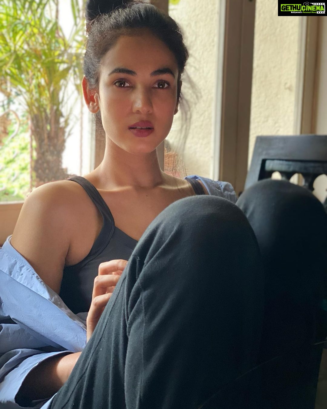 Sonal Chauhan Instagram - तेरी यादों से बेहतर है दिल का ठिकाना क्या.... ✨🌸💫 📸 @himanichauhan . . . . . . . . . . . . . . . . #fursathaiaajbhi #love #missingyou #sonalchauhan #arjunkanungo #music #soul #dreams #video #sunset #monday #sunsetphotography