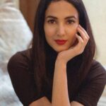 Sonal Chauhan Instagram - Hello there !!! 🐣 📸 @himanichauhan . . . . . . . . . . . . . . . . #hello #love #sonalchauhan #red #black #eyes #positivevibes #portrait #photography #wednesday #vintage #homebound #timesofcorona #lockdown #2020