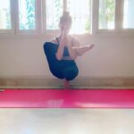 Sonal Chauhan Instagram - ॐ 🙏🏻 अर्ध बद्ध पद्मा पादंगुष्ठासन/ The lotus Tip toe pose 🌸🧘‍♀️🌸 This asana Improves concentration and sense of balance, Strengthens the feet, ankles, calves, knees and thighs. Stretches the hip flexors, hamstrings and groin, Stimulates the Muladhara / Root Chakra 🙏🏻 In this standing balance, the heart remains the focus as you sink down into the supporting leg and gently allow the hip of the bent leg to open with the breath. It helps strengthen the ankles and bring flexibility to the hips and develops balance and clarity of mind 🌸🌸🌸 Here’s my bit for the #anshukayogachallenge @anshukayoga . . . . . . . . . . . . . . . #yoga #peace #selflove #fitness #love #sonalchauhan #padangusthasana #tiptoepose #monday #morning #clarity #positivevibes #positivity