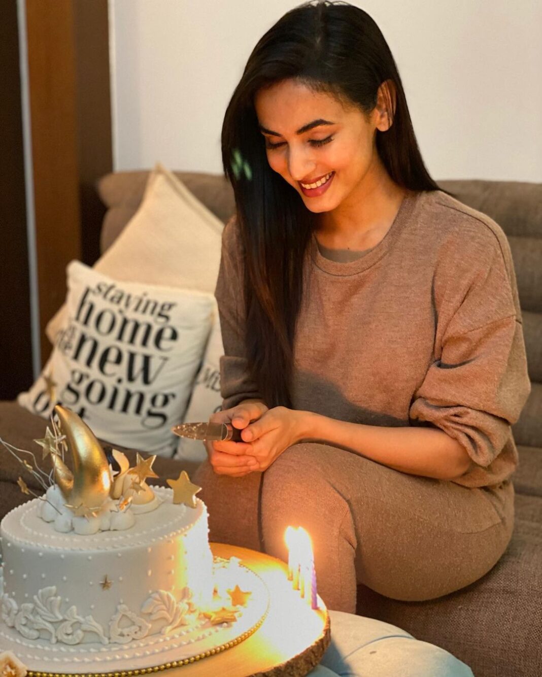 Sonal Chauhan Instagram - Thank you my INSTAFAM for all the love and positivity that you’ve been showering me with ♥️. This smile is thanks to that. And thank you my angel @himanichauhan and my family for making it so soooo special. Love you guys ♥️ Happy bday to me 🎂 . . . . . . . . . . . . #love #birthday #birthdaygirl #sonalchauhan #birthdaycake #positivevibes #first #newbeginnings #aboutlastnight