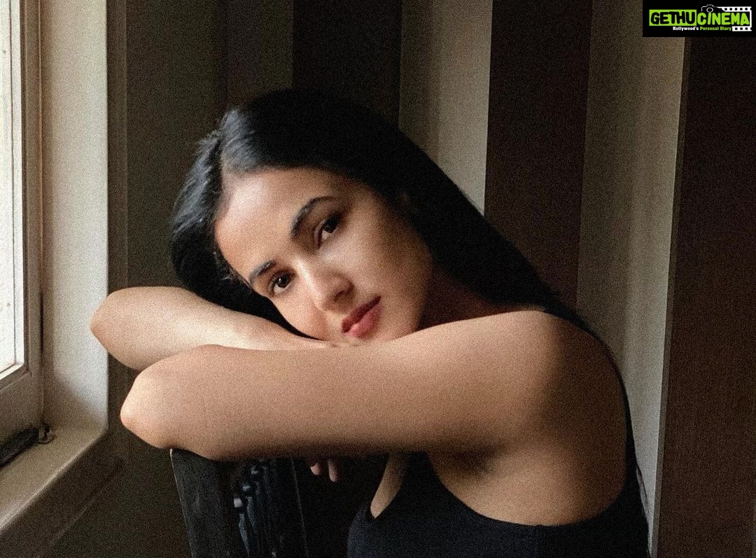Sonal Chauhan Instagram - When they look into my eyes.... They see that you’re everywhere.... 🤍🤍🤍 📸 @himanichauhan . . . . . . . . . . . . #sonalchauhan #love #centre #photography #portrait #eyes #stayhome #lockedown #magic #miracles #positivevibes #poetry #saturday #goodnight