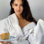Sonal Chauhan Instagram - Good morningggggg!!! Cake Anyone ??? 🍰 . . . . . . . . . . . . Cake courtesy @fizzah_mirza 📸 @himanichauhan #love #sonalchauhan #timesofcorona #lockdown #series #fighting #corona #cake