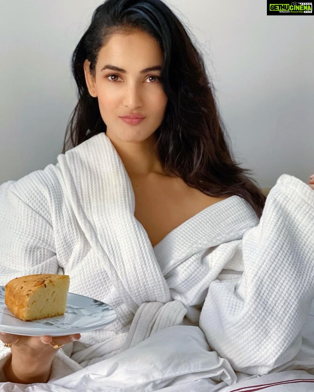 Sonal Chauhan Instagram - Good morningggggg!!! Cake Anyone ??? 🍰 . . . . . . . . . . . . Cake courtesy @fizzah_mirza 📸 @himanichauhan #love #sonalchauhan #timesofcorona #lockdown #series #fighting #corona #cake