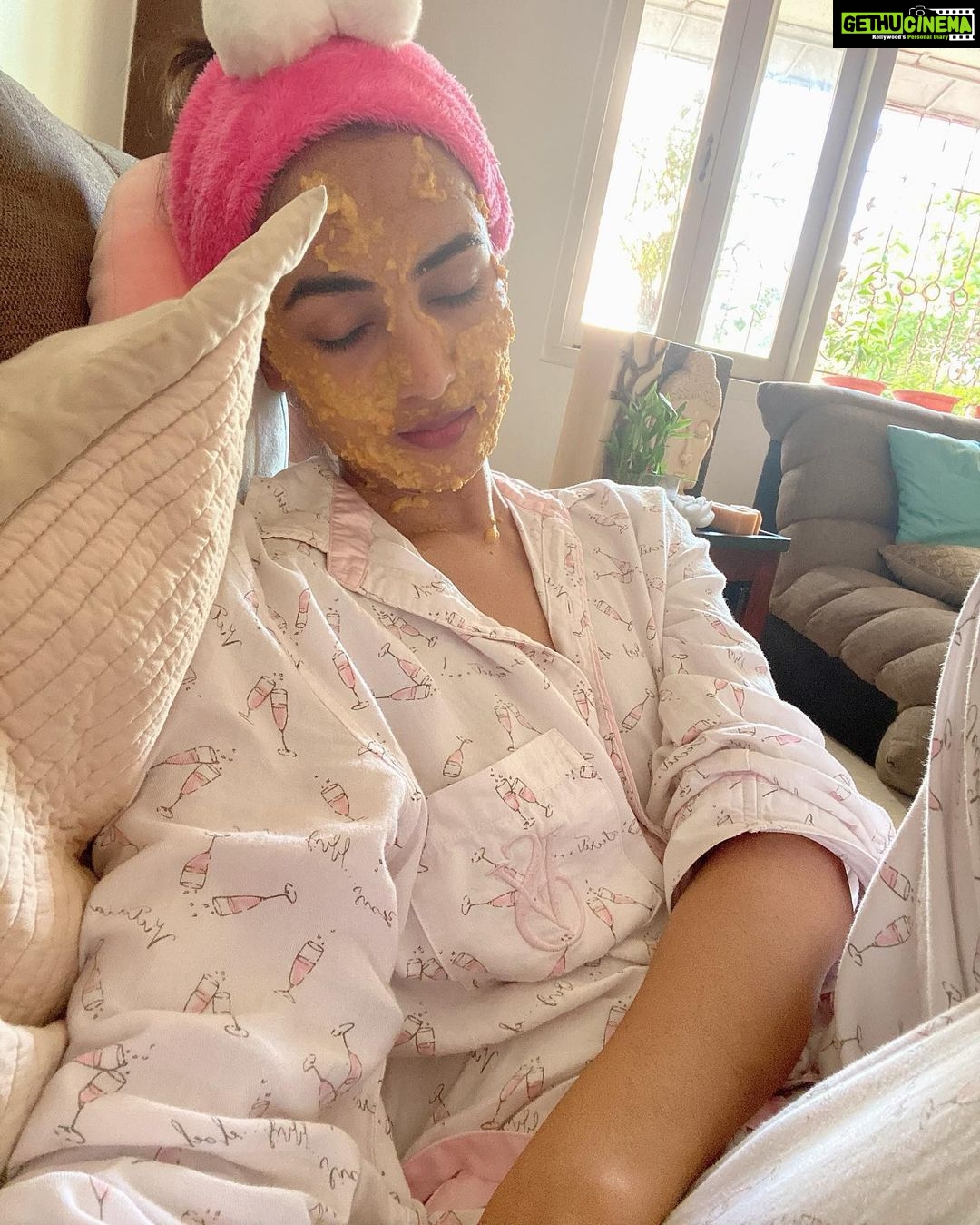 Sonal Chauhan Instagram - Expectation- Pic 1- Daydreaming about a holiday in Paris 💖 🇫🇷 Swipe left ⬅️ Reality- Pic 2- Waking up to reality that I still have Jhadoo 🧹Pocha and dusting to finish 😩 #lockdown #series #fightingcorona #love #sonalchauhan #sunday