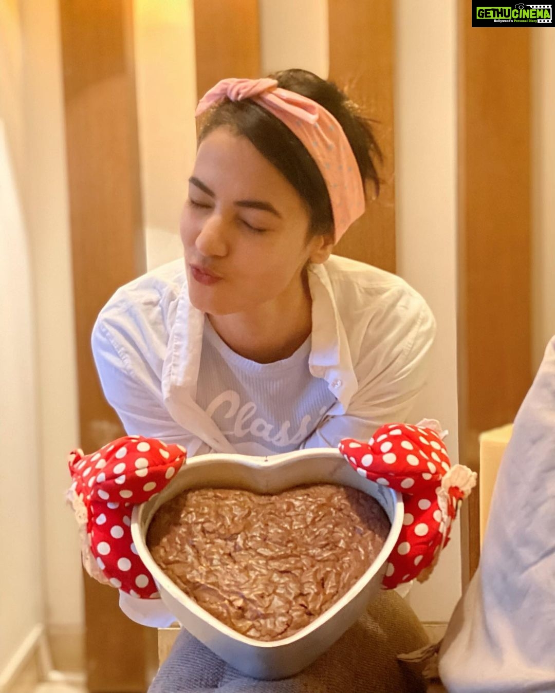 Sonal Chauhan Instagram - BAKEY WAKEY !!! 👩🏻🍳🥧🍫 Lockdown Self discoveries 🦄 . . . . . . . . #lockdown #lockdownseries #love #sonalchauhan #baking #cake #