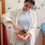 Sonal Chauhan Instagram - Discovering things about myself - I LOVE TO BAKE !!! ♥️ Lockdown scenes 👩🏻‍🍳🍫🍰 Stay home and Find something new to do !!! . . . . . . . . . #lockdown #series #discovering #myself #baking #stayathome