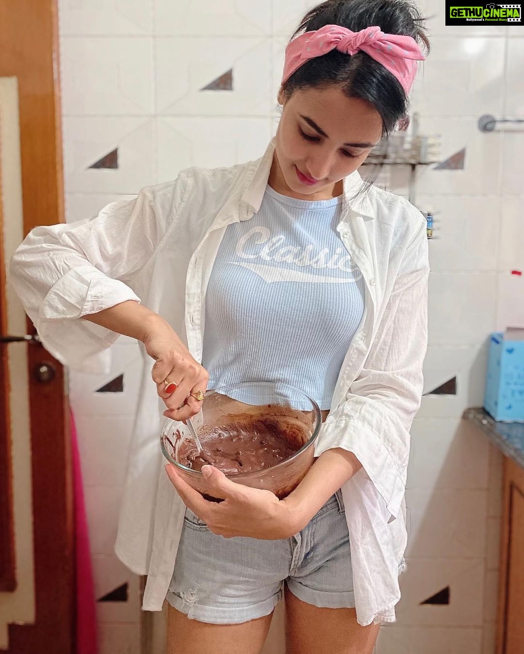 Sonal Chauhan Instagram - Discovering things about myself - I LOVE TO BAKE !!! ♥️ Lockdown scenes 👩🏻🍳🍫🍰 Stay home and Find something new to do !!! . . . . . . . . . #lockdown #series #discovering #myself #baking #stayathome