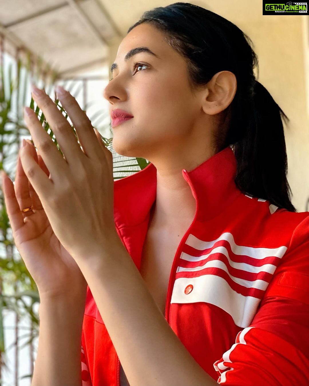 Sonal Chauhan Instagram - What a powerful moment this was !!!! A moment etched in my memory forever. With Goosebumps and tears in my eyes, thanking our heroes out who are out there working non stop to keep us healthy and safe.WE SALUTE YOU 👏🏻🙏🏻. Thank you PM @narendramodi for bringing the whole nation together. #jantacurfew #indiafightscorona #weareinthistogether