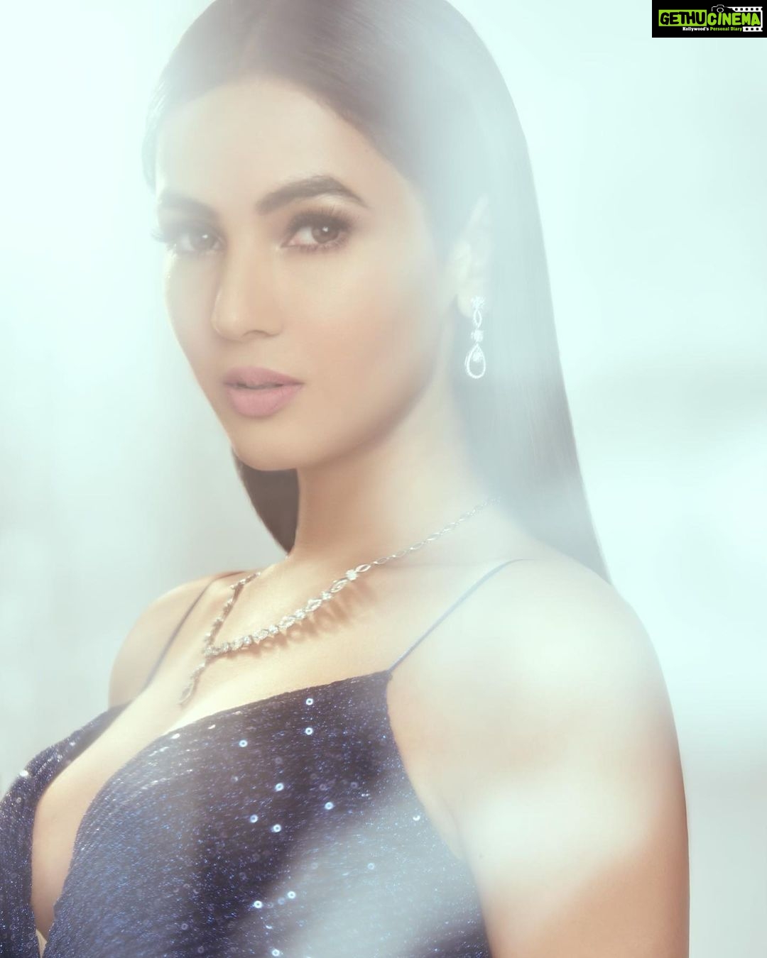 Sonal Chauhan Instagram - Eyes like tinted windows.... She could see out... But you couldn’t see in 💙✨🧿 . . . . . . . . . . . . Last evening for @feminaindia beauty awards #nykaafeminabeautyawards Gown : @vlorakaltrina Necklace and Earrings : @khannajewellerskj Ring : @rajeshtulsianifinejewellery @vblitzcommunications Styled by @d_devraj Assisted by @shrey_vaishnav_ 📸 @harsh_dalal_photography #femina #nykaafeminabeautyawards #sonalchauhan #love #portraitphotography