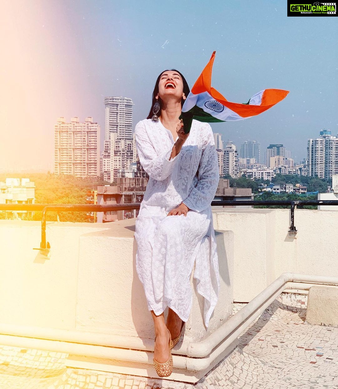 Sonal Chauhan Instagram - ना सरकार मेरी है , ना रौब मेरा है, ना बड़ा सा नाम मेरा है। मुझे बस एक छोटी सी बात का अभिमान है, मैं हिंदुस्तान की हूँ और हिंदुस्तान मेरा है। 🇮🇳🇮🇳🇮🇳 गणतंत्र दिवस की शुभकामनाएँ !!! जय हिंद 🇮🇳 Mumbai, Maharashtra