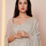 Sonal Chauhan Instagram – Tarq-e-taaluqaat pe…
Roya na tu, na main….
Lekin yeh kya ke chain se….
Soya na tu, na main…. .
.
.
.
Outfit @shilpareddyofficial 
HMU @vijaysharmahairandmakeup 
Styled by @aayeshaa.mariam 📸 @i_ak_photographer