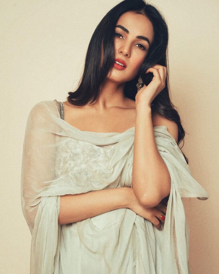 Sonal Chauhan Instagram - 🦋🦋🦋 Outfit @shilpareddyofficial HNM @vijaysharmahairandmakeup Styled by @aayeshaa.mariam 📸@i_ak_photographer