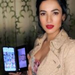 Sonal Chauhan Instagram - @lg_india How awesome is this unique Dual-Screen LG G8X ThinQ smartphone? It is surely a head-turner and perfect for anyone who uses their smartphone for everything...like me!! . . . #LGDualScreen #LGG8XThinQ