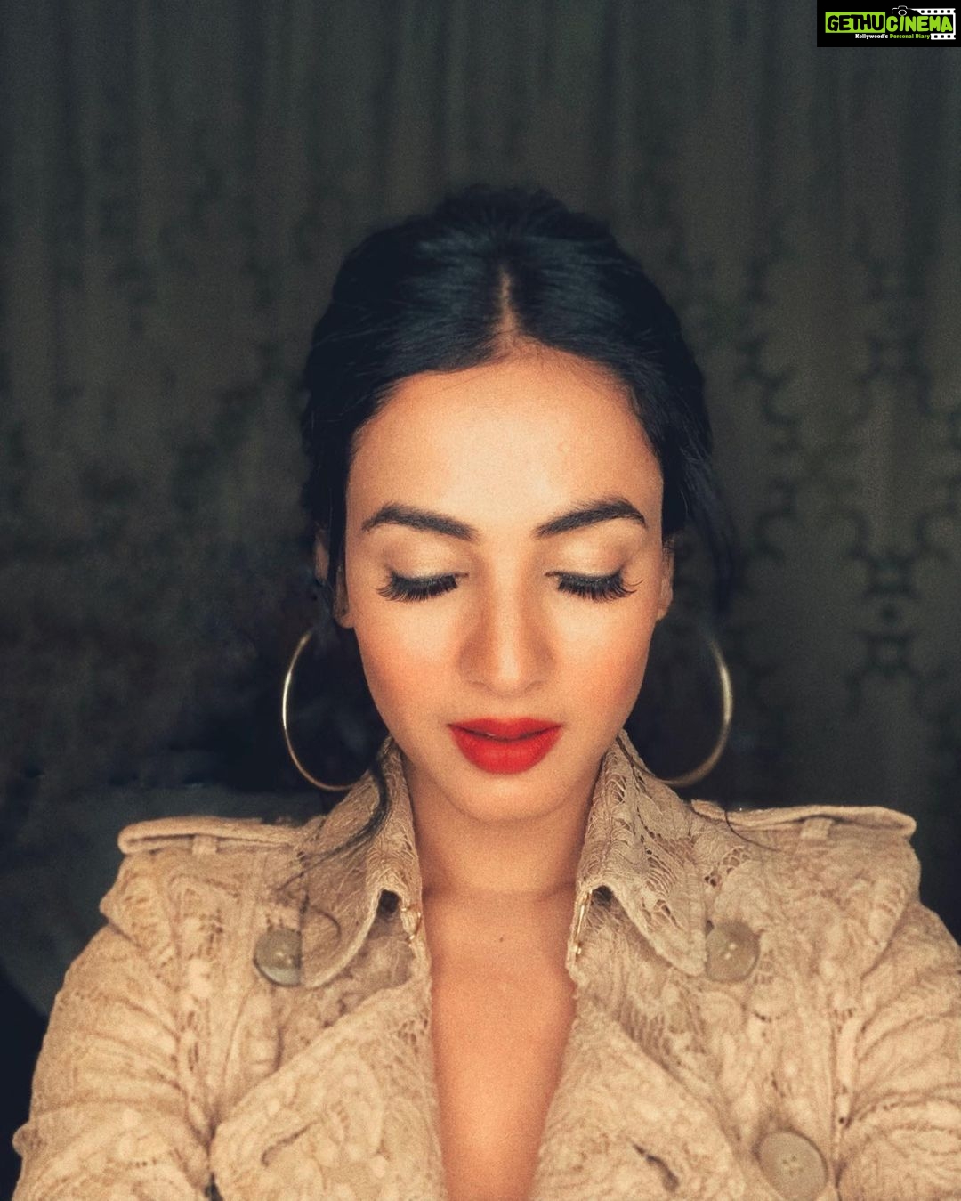 Sonal Chauhan Instagram - Inhale the magical future 💫💋✨ . . . . . Makeup @sandysvanitydrama Hair @imrankhan60786 Styled by @d_devraj #love #magic #future #beauty #sonalchauhan #makeup #mondaymotivation #mondaymood #monday #burberry Taj Palace, New Delhi