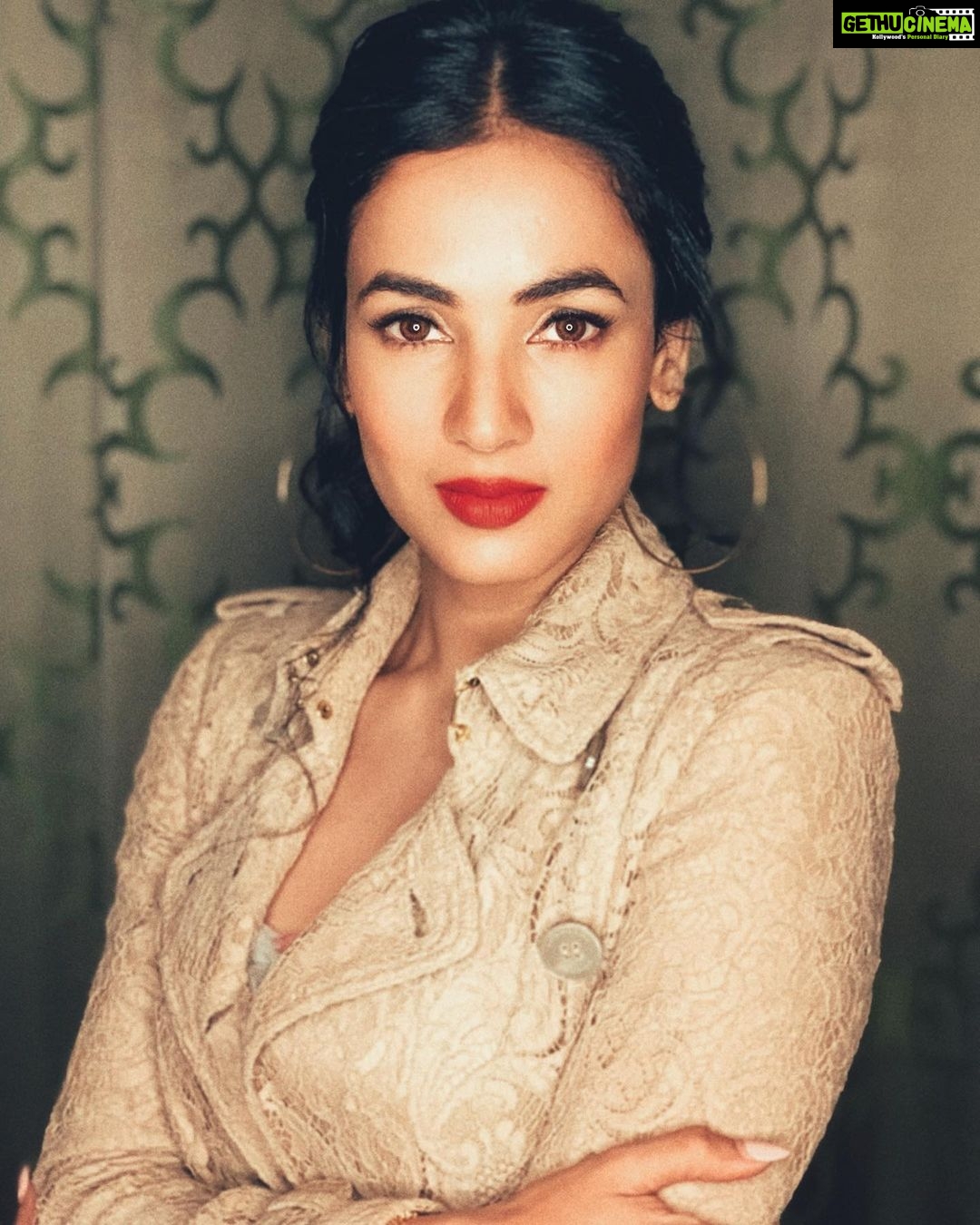 Sonal Chauhan Instagram - Some Vanity n some Drama š«ā„ļøš . . . . . Trench @burberry Make up @sandysvanitydrama Hair @imrankhan60786 Styled by @d_devraj #vanity #drama #sunday #delhi #winter #winterfashion #eyes Taj Palace, New Delhi