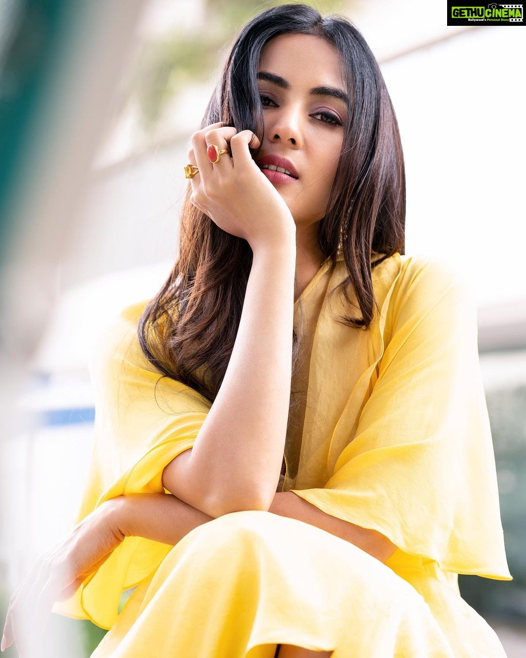 Sonal Chauhan Instagram - LOVE 🐥🐣🐥 . . . . . . #love #hair #magic #blessings #miracle #sonalchauhan #photography