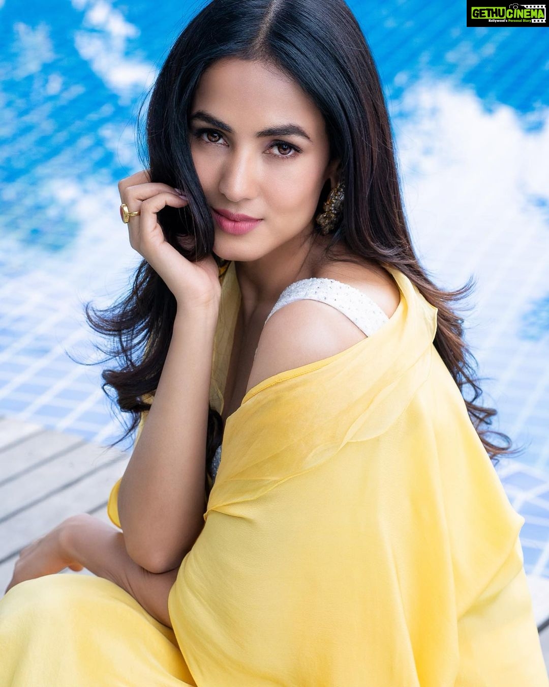 Sonal Chauhan Instagram - Sunshine and the right kind of Monday Blues βοΈπ¦πΌπ§π . . . . . #yellow #monday #sonalchauhan #ruler #love #magic #sunshine #miracles #beauty #fashion #junnecouture #blues #joy #monday #nomondayblues