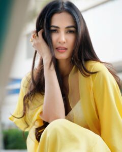 Sonal Chauhan Instagram - Come away with me !!!!💛💫💛✨🐥 . . . . . . . . . Outfit @junne_couture Styled by @aayeshaa.mariam HnM @vijaysharmahairandmakeup Photography @i_ak_photographer #sunday #sundaymorning #junnecouture #indian #fashion #fashionphotography #love #magic #miracle #beauty #instagood #sonalchauhan #nandamuri #balakrishna #ruler #eyes #makeup #yellow #sunshine #sun