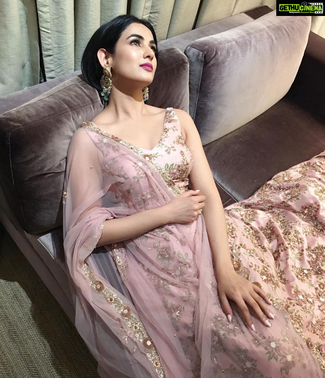 Sonal Chauhan Instagram - उनसे नज़रें क्या मिलीं…. रौशन फिज़ाएँ हो गयीं…. आज जाना प्यार की…. जादूगरी क्या चीज़ है…. ~ निदा फ़ाज़ली . . . . . . . . . . . . . . . . . . . . . . . . . . #sonalchauhan #love #nidafazli #poetry #shayari #poetrycommunity #shayariquotes #poetsofinstagram #urdupoetry #saturday #weekend
