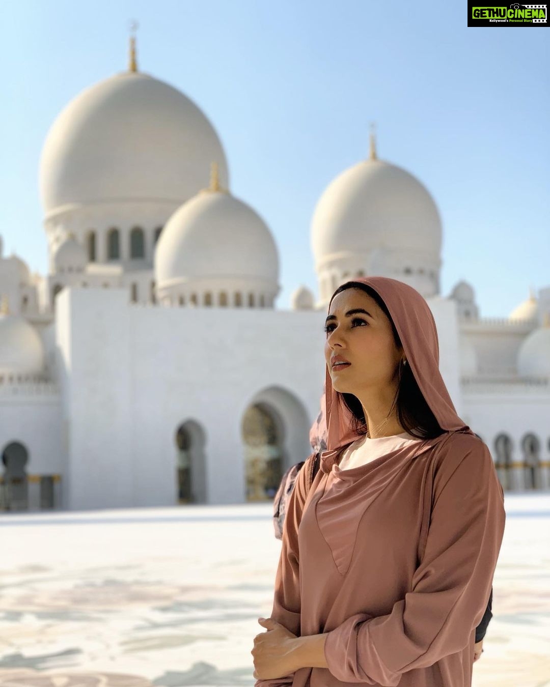 Sonal Chauhan Instagram - 💫🕌💫 . . . . . . #love #magic #blessings #miracles #faith #abaya #abayafashion #abayas #wednesday #mosque Sheikh Zayed Grand Mosque Abu Dhabi, UAE