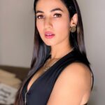 Sonal Chauhan Instagram - There’s always more mystery 💕💫🌸🌪 . . . . . . . HNM- @vijaysharmahairandmakeup Styled by @d_devraj #love #mystery #magic #beauty #eternal #positivevibes #sonalchauhan #happygirlsaretheprettiest