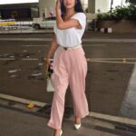 Sonal Chauhan Instagram – Wearing my fav color. Can you guess what it is?!?! 🌸💓🌸
PS – Gotta  love the Indian Paps 🙌🏻
.
.
.
.
.
.
.
.
#fav #color #airport #indian #paparazzi