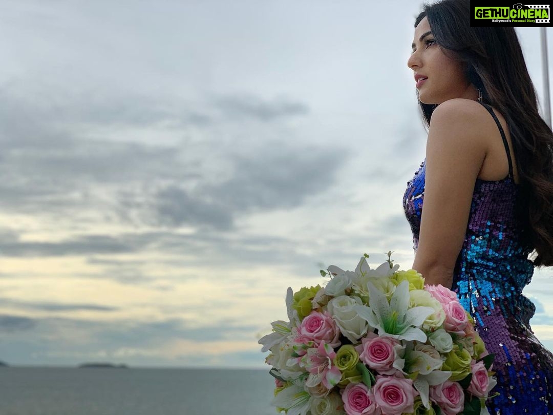 Sonal Chauhan Instagram - Gratitude 🙏🏻🌈💙☀️ . . . . . . . 📸- @himanichauhan Make up- @vijaysharmahairandmakeup Hair- @sunitasingh755 Styled by @aayeshaa.mariam #love #gratitude #peace #thankful #positivevibes #positivity #blue #sky #ocean #flowers #nbk105 #shootlife #workmode #pattaya #thailand #travel #wednesday #roses Pattaya