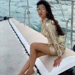 Sonal Chauhan Instagram – Oh Hello !!!🧜‍♀️🌈🛥☀️ .
.
.
.
.
.
.
.
📸- @himanichauhan 
Make up by @vijaysharmahairandmakeup 
Hair- @sunitasingh755 
#love #life #magic #ocean #peace #solitude #monday #gold #nbk105 #shootlife #pattaya #workmode #champagne #hair #salt #sea #sunkissed #sun Pattaya