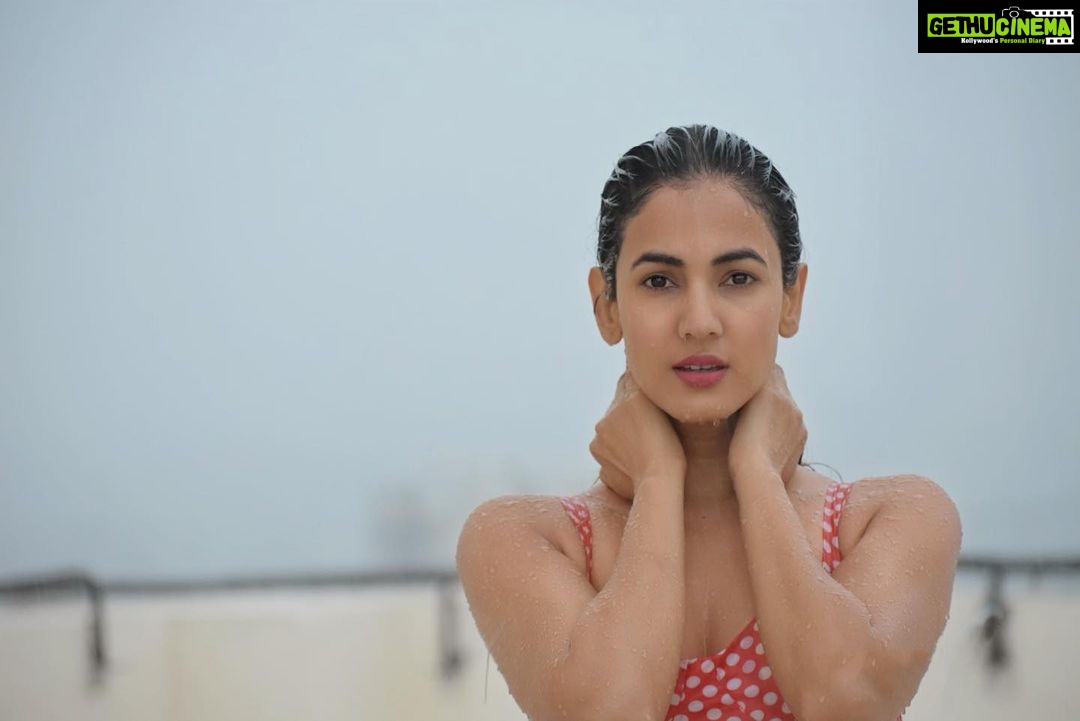 Sonal Chauhan Instagram - After the rain cometh the fair weather 🌧💫🌈 📸- @himanichauhan . . . . . . #rain #weather #magic #monsoons #mumbai #love